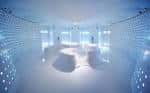 Espacio interior del hotel con iluminación ambiental y mobiliario contemporáneo