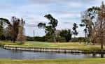 Vista panorámica del campo de golf Rogers Park con un lago y árboles al fondo
