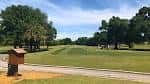 Campo de golf Rogers Park con sendero y señalización en primer plano