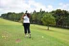 Persona practicando swing de golf en el campo Rogers Park