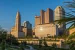 Vista panorámica del campus de la Universidad Estatal de Ohio con el edificio Memorial Hall y el río Scioto al atardecer