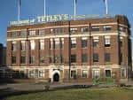 Fachada principal del edificio histórico de The Tetley con letrero visible