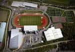 Vista aérea del complejo deportivo con pista ovalada y campos anexos