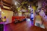Interior del local Nylas con decoración moderna y ambiente acogedor