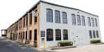 Vista exterior del edificio Braid Mill con fachada industrial y ventanas grandes