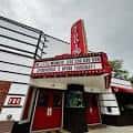 Fachada exterior del Studio 35 Cinema & Drafthouse durante el día