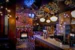 Interior del bar con decoración navideña y luces cálidas