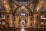 Vista interior de la Catedral Basílica de San Luis con bóvedas ornamentadas y bancos de madera
