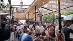 Jardín de cerveza con gente sentada al aire libre en el Hope & Anchor