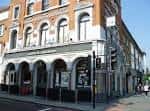 Exterior del pub Hope & Anchor en Upper Street, Islington con arcos en la planta baja