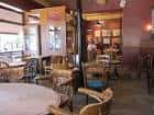 Interior del restaurante con mesas y sillas dispuestas para comensales