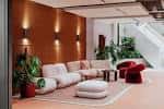 Sala de estar moderna con sofás blancos y decoración cálida