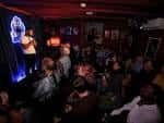 Escena general del club de comedia con audiencia y artista en el escenario