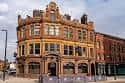 Vista exterior del pub The Adelphi en Leeds con fachada de ladrillo rojo y arquitectura victoriana