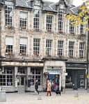 Fachada del edificio de Dance Base en Edinburgh con letrero visible