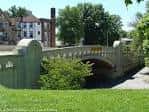 Puente histórico en el interior de Bellerive Park rodeado de vegetación
