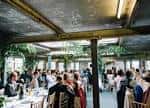 Interior del salón principal con invitados sentados en mesas durante una boda