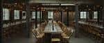 Gran sala industrial con mesa larga central y sillas para ceremonia o banquete