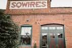 Fachada de ladrillo del restaurante SqWires con letrero visible