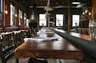 Interior del restaurante con barra larga y mesas dispuestas para eventos