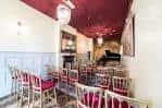 Interior del salón de eventos con mesas y sillas dispuestas para una reunión o boda