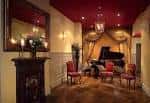 Sala elegante con piano de cola, decoración clásica y ambiente acogedor