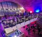 Vista panorámica del interior de Leith Arches con iluminación de colores y estructura arquitectónica destacada