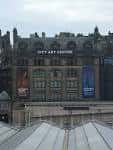 Vista exterior del City Art Centre en Edimburgo con su fachada histórica y carteles de exposiciones