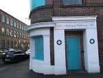 Fachada exterior del Nottingham Hackspace con puerta azul y detalles arquitectónicos