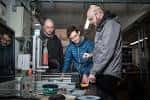Grupo de personas colaborando en un proyecto dentro del hackspace