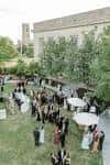 Evento al aire libre en el jardín exterior de la biblioteca
