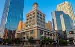 Vista exterior del Old City Hall de Tampa rodeado de rascacielos modernos