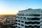 Vista exterior del edificio moderno de The Tampa Club al atardecer