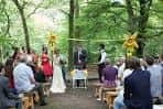 Ceremonia de boda al aire libre en medio del bosque con invitados sentados