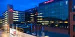 Vista exterior nocturna del Crowne Plaza Nottingham con fachada iluminada