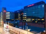 Fachada del hotel Crowne Plaza Nottingham al atardecer