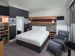 Habitación estándar del Crowne Plaza Nottingham con cama doble y mobiliario moderno