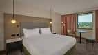 Habitación doble con cama king-size y vista a la ciudad