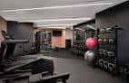 Gimnasio equipado con máquinas y pesas libres