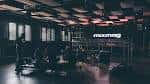 Interior del espacio FOLD con iluminación tenue y estructura industrial