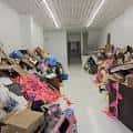 Espacio expositivo con instalación de objetos y materiales dispersos