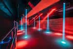 Pasillo interior del Vauxhall Arches con luces rojas y azules y columnas iluminadas