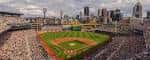Vista panorámica del campo de béisbol PNC Park con la ciudad de Pittsburgh al fondo