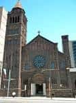 Vista exterior de la Catedral Episcopal de Filadelfia con su fachada de piedra y torre