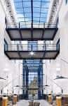 Interior moderno del edificio mostrando escaleras metálicas y espacios abiertos para eventos