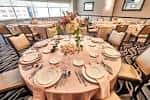 Mesa de banquete decorada con flores y vajilla para boda en el Rivers Club