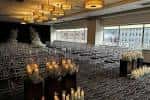 Salón de eventos del Rivers Club preparado para una ceremonia o recepción con velas y sillas