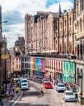 Vista panorámica de Victoria Street con arquitectura histórica y vehículos estacionados