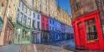 Ángulo curvo de Victoria Street destacando el edificio rojo característico y las casas pintadas
