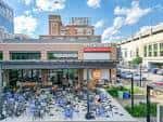 Vista exterior del City Kitchen Food Hall en Pittsburgh con mesas al aire libre